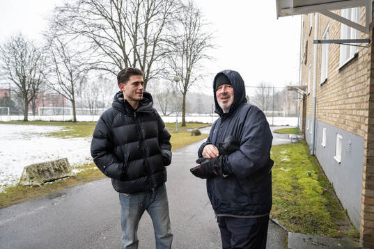 Elfsborgs Besfort Zeneli pratar med en släkting