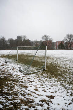 Ett fotbollsmål på en gräsplan med snö