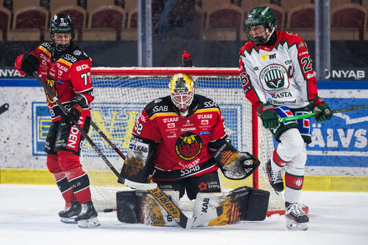 Luleås Linnea Johansson, målvakt Sara Grahn och
