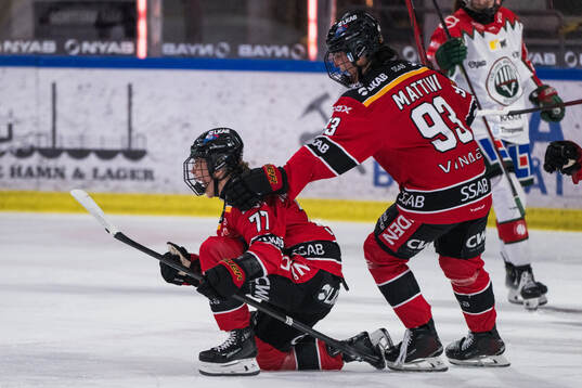 Luleås Linnea Johansson och Nadia Mattivi jublar