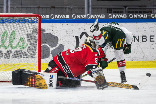 Luleås målvakt Sara Grahn och Frölundas Michelle Karvinen