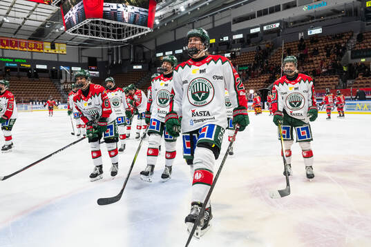 Frölundas Andrea Dalen jublar med lagkamrater