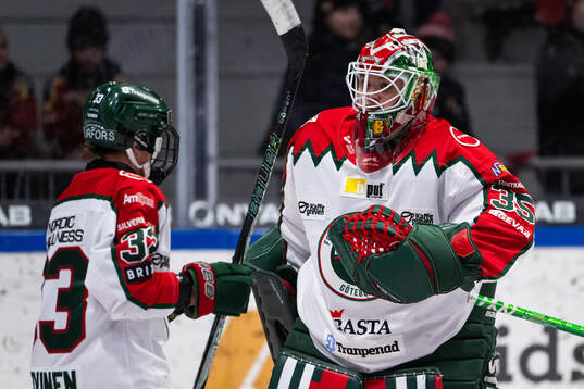 Frölundas Michelle Karvinen och målvakt Stephanie Neatby