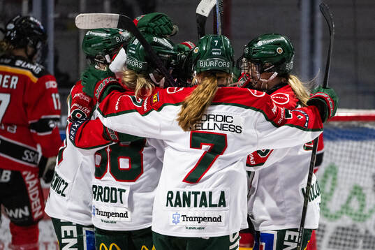 Frölundas Michelle Karvinen jublar med lagkamrater