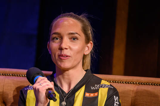 Häckens Elin Rubensson intervjuvas på scen