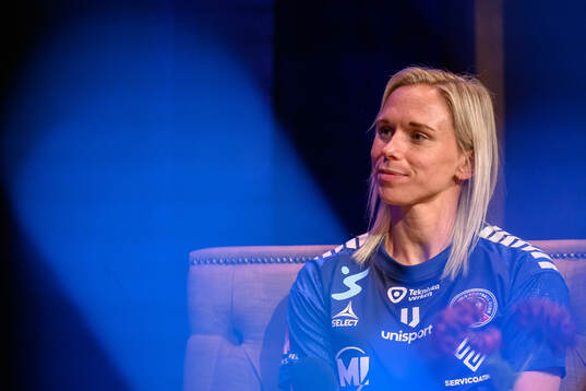 Linköpings Jonna Andersson intervjuvas på scen