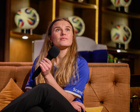 Växjös målvakt Maja Bay Østergaard intervjuvas på scen