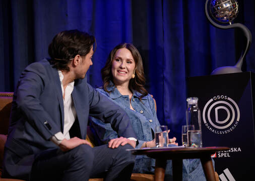 Programledare Frida Olsson på scen