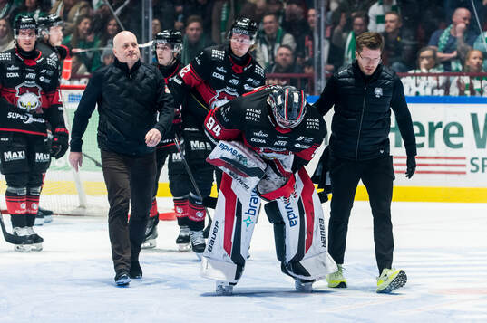 Malmö Redhawks Marek Langhamer har ont och lämnar planen