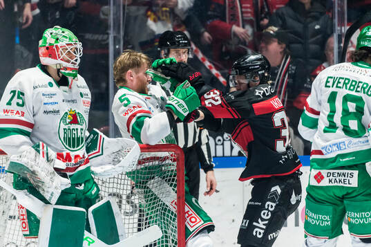 Rögles Ludvig Claesson och Malmö Redhawks Joona Ikonen