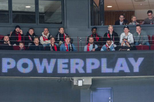 Delar av Malmö FFs herrlag på läktaren