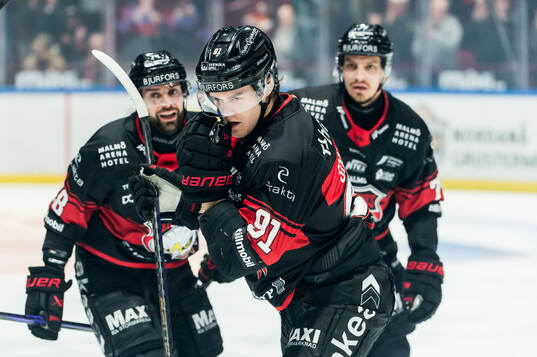 Malmö Redhawks Axel Sundberg jublar