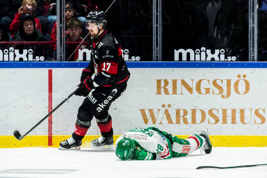 Malmö Redhawks Johan Ivarsson och Rögles Anton Bengtsson