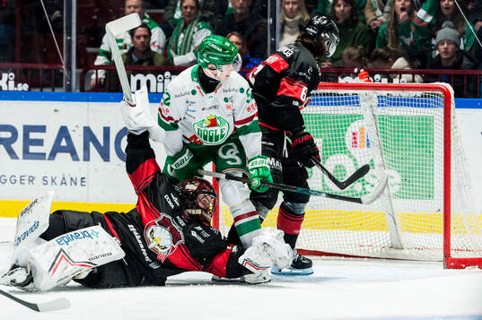 Rögles Felix Nilsson och Malmö Redhawks målvakt Daniel