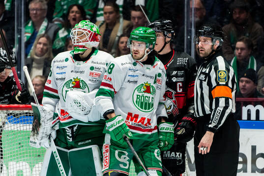 Rögles målvakt Arvid Holm och Dennis Everberg och Malmö