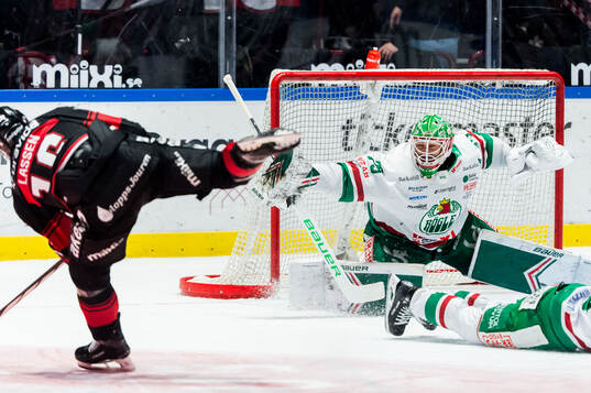 Malmö Redhawks Matias Lassen och Rögles målvakt Arvid