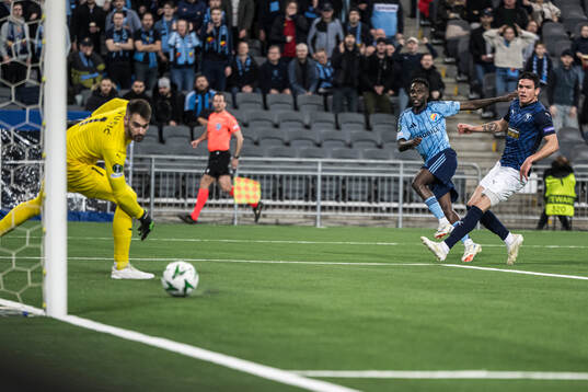 Tokmac Nguen of Djurgården and goalkeeper Ivica Ivusic and
