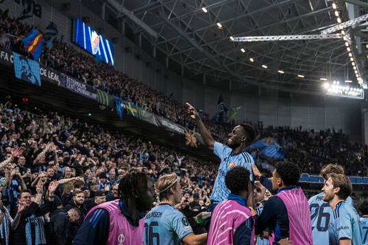 Tokmac Nguen of Djurgården celebrates