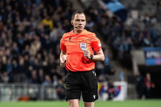 Referee Sebastian Gishamer
