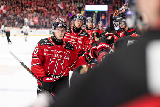 Örebros Elias Ekström jublar
