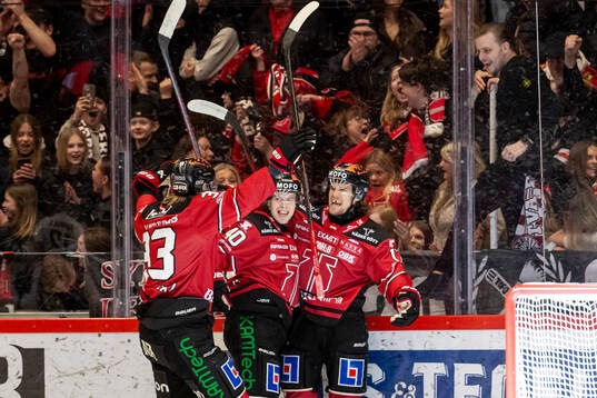 Örebros Elias Ekström jublar