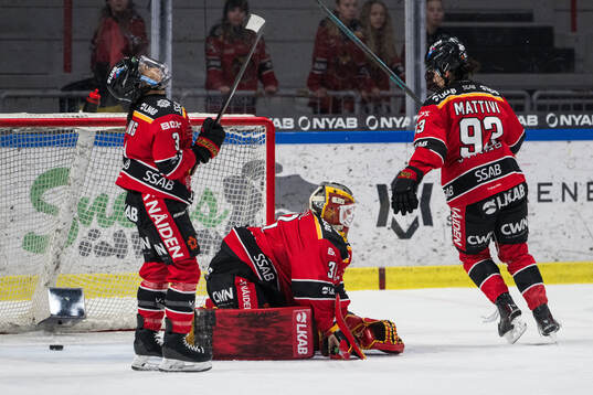 Luleås Camryn Wong, målvakt Frida Axell och Nadia Mattivi