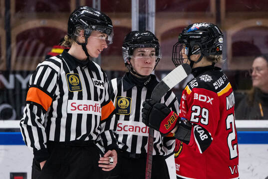 Luleås Emma Nordin i diskussion med domare Anna Hammar och