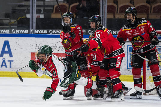 Frölundas Ella Hellman mot Luleås Camryn Wong och Anna
