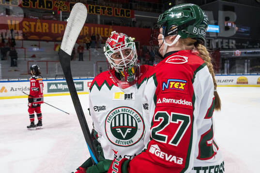 Frölundas målvakt Stephanie Neatby och Linnéa Pettersson
