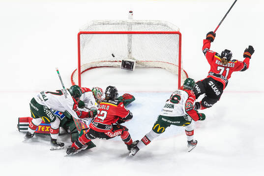 Luleås Savannah Norcross gör 2-2 på Frölundas målvakt