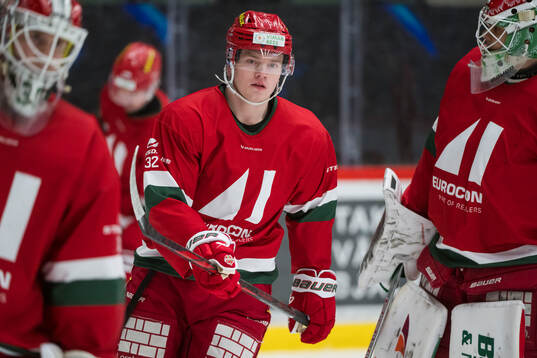 Modos Theodor Niederbach innan ishockeymatchen i kvalet