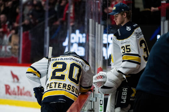 HV71s Andre Petersson och målvakt Olof Glifford deppar