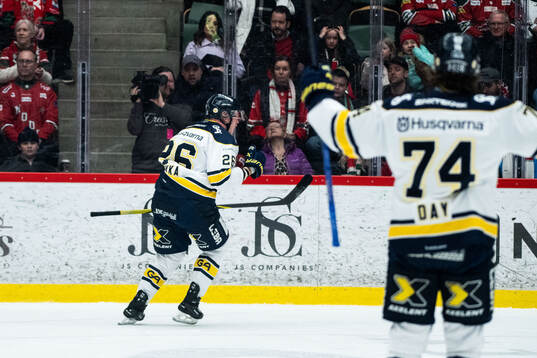 250314 HV71s Tommi Tikka jublar
