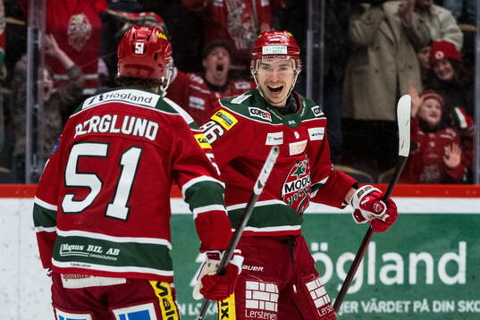 Modos Lukas Jasek jublar med Victor Berglund