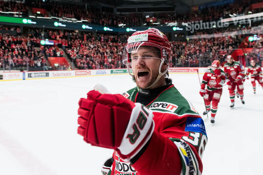 Modos Johan Södergran jublar