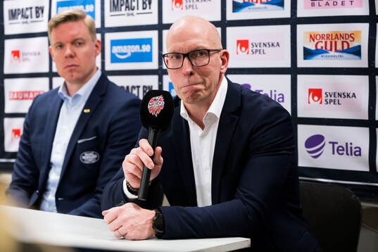 HV71s tränare Anton Blomqvist och Modos assisterande