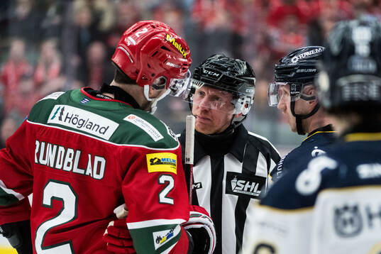 Modos David Rundblad och domare Mikael Holm