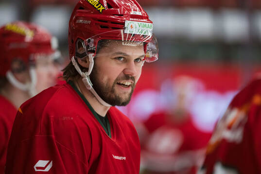 Modos David Rundblad innan ishockeymatchen i kvalet till
