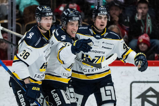 HV71s Jamiro Reber jublar med Olle Alsing och Joona Luoto