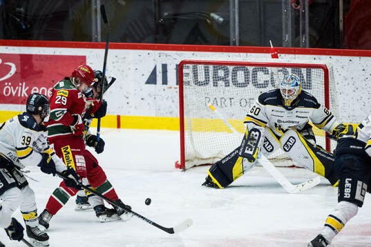 Modos Mikkel Aagaard och HV71s målvakt Hugo Alnefelt