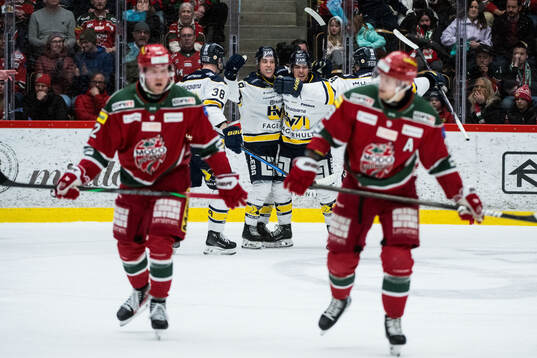 HV71s Jamiro Reber jublar med Andre Petersson