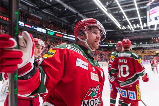 Modos Sebastian Ohlsson jublar