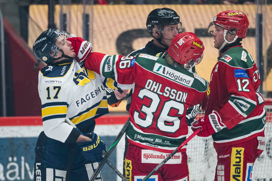 HV71s Isac Brännström och Modos Sebastian Ohlsson och