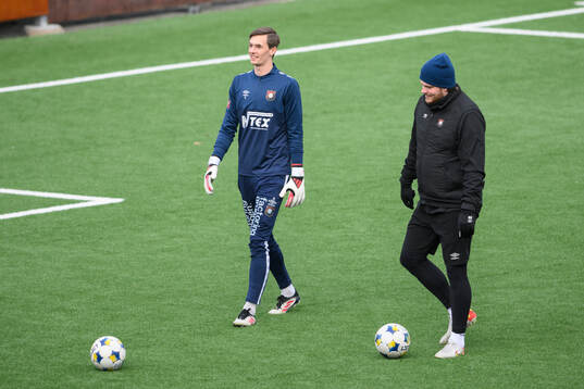 Örgrytes målvakt Lucas Samuelsson och målvaktstränare