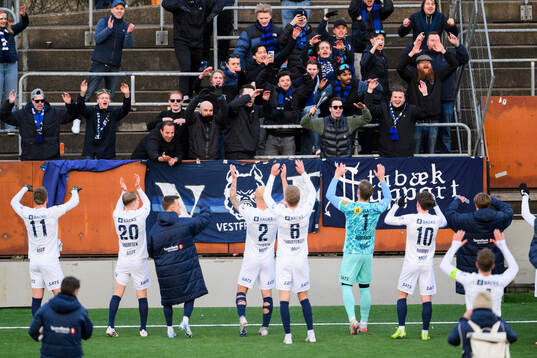 Stabæks spelare jublar med publiken  träningsmatchen i
