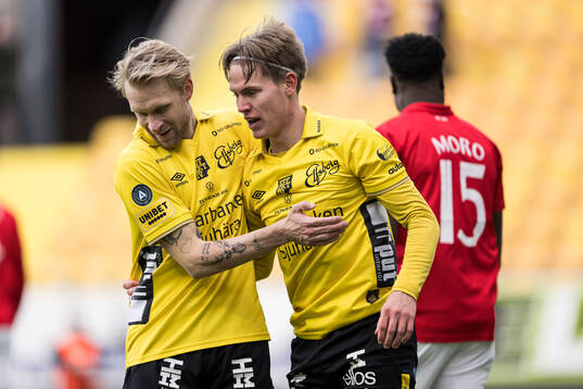 Elfsborgs Johan Larsson och Taylor Silverholt jublar