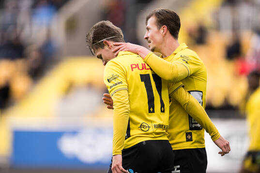 Elfsborgs Taylor Silverholt och Simon Olsson jublar