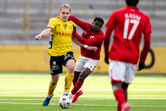 Elfsborgs Kasper Berndtsson och Degerfors Ziyad Salifu
