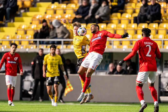 Elfsborgs Taylor Silverholt och Degerfors Leon Hien