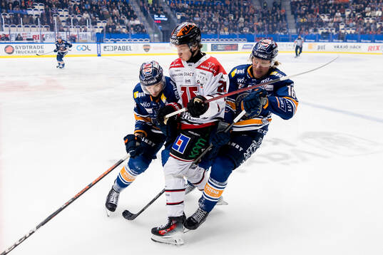 Örebros Patrik Puistola i en kamp mot Växjös Keegan Lowe